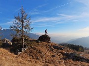 51 Ammirando il panorama dal bel roccione